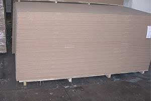 Holzfaserdammplatten und Hartfaserplatten in Paketen
